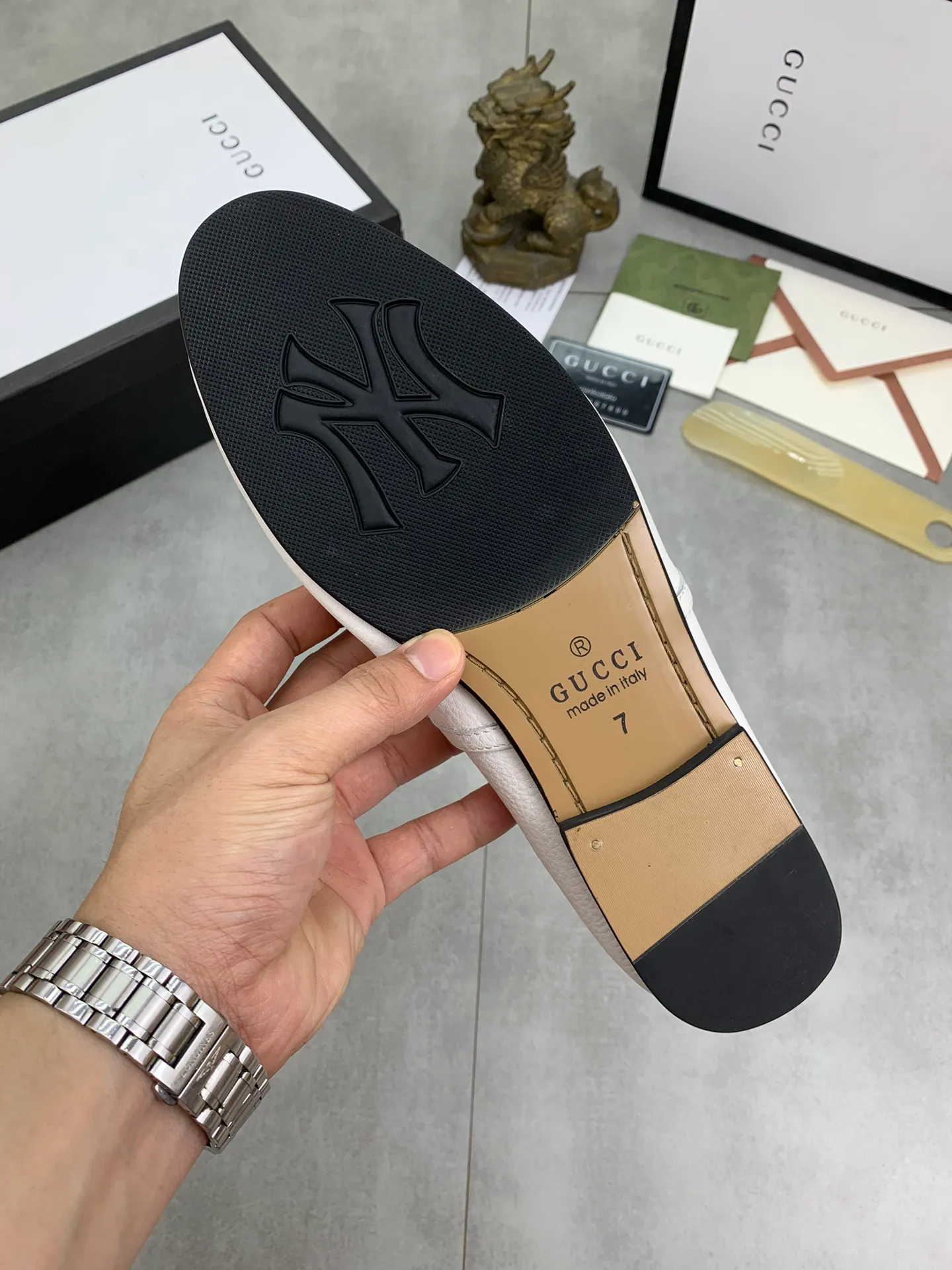 Men's Men's Shoes 💰P500💰【New Style】Water-dyed Niuli Gucci's most popular selection of lazy slip-on leather shoes (Gucci) official website latest Gucci lazy leather shoes, hot style 💥 simple and elegant style, exclusive for trendy men. Unique official website latest brand original double G embossing Elements 👑 Original Gucci decoration, fashionable and elegant, fabric original calfskin ✅ fully imported first-layer cowhide lining, official website designated wear-resistant, rubber business outsole, classic model taken at the counter in real life 🎬38-44 Black brown white optional